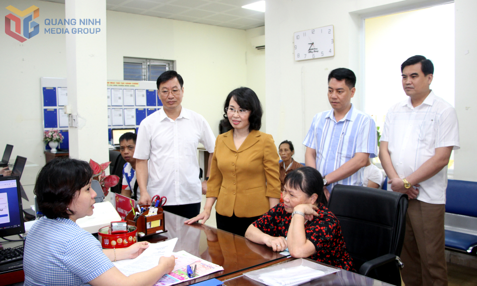 Đồng chí Trịnh Thị Minh Thanh, Phó Bí thư Thường trực Tỉnh ủy, Chủ tịch HĐND tỉnh, kiểm tra tình hình hoạt động của Trung tâm Phục vụ HCC phường Mông Dương.