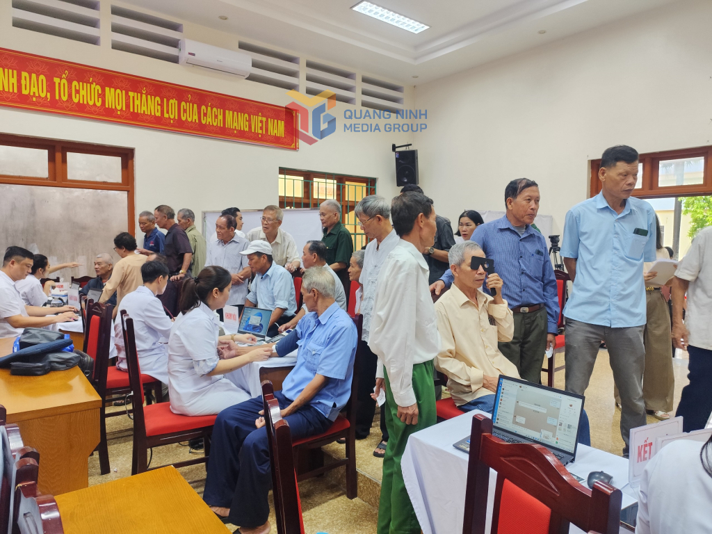 Các bác sĩ tại Trung tâm Kiểm soát bệnh tật Quảng Ninh khám bệnh cho người có công với cách mạng tại phường Quảng Yên.