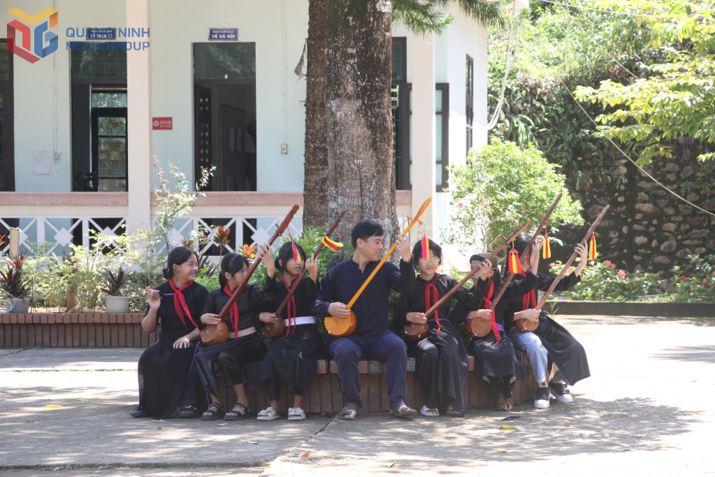 Truyền dạy hát then - đàn tính trong trường học trên địa bàn xã Lục Hồn.