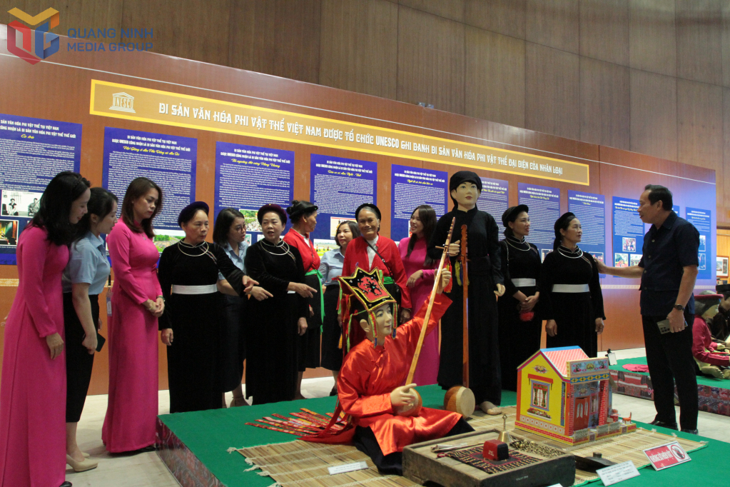 Du khách, nghệ nhân tham quan triển lãm “Sắc màu di sản văn hóa phi vật thể tỉnh Quảng Ninh trong văn hóa phi vật thể Việt Nam” do Bảo tàng Quảng Ninh tổ chức. Ảnh: Phạm Học