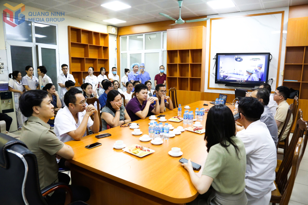 Lãnh đạo Sở Y tế và ê kíp các bác sĩ phẫu thuật lấy tạng động viên người nhà bệnh nhân chết não.