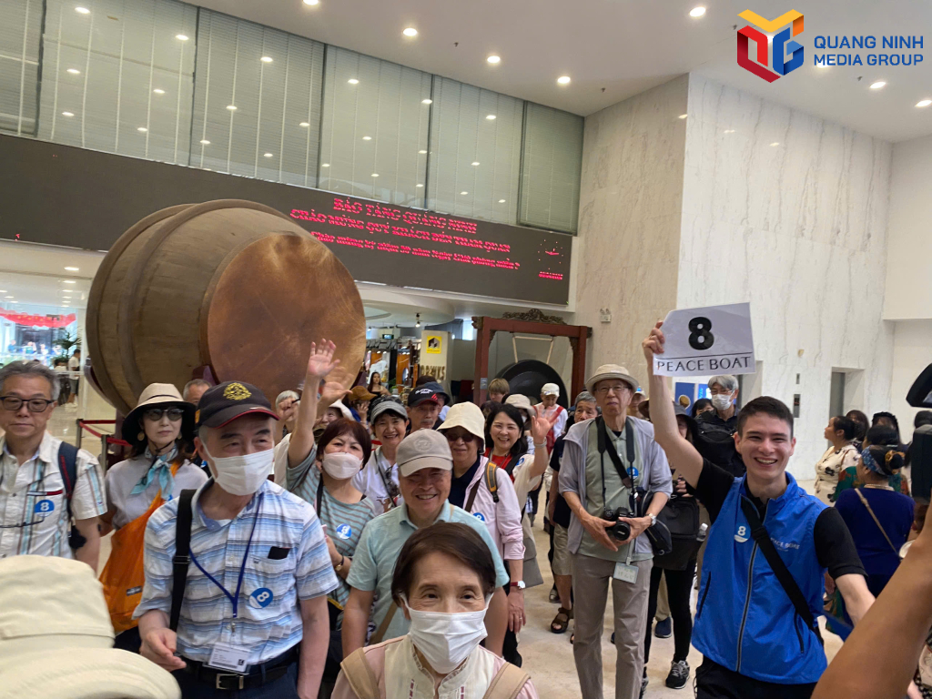 Du khách quốc tế thích thú tham quan Bảo tàng Quảng Ninh. 