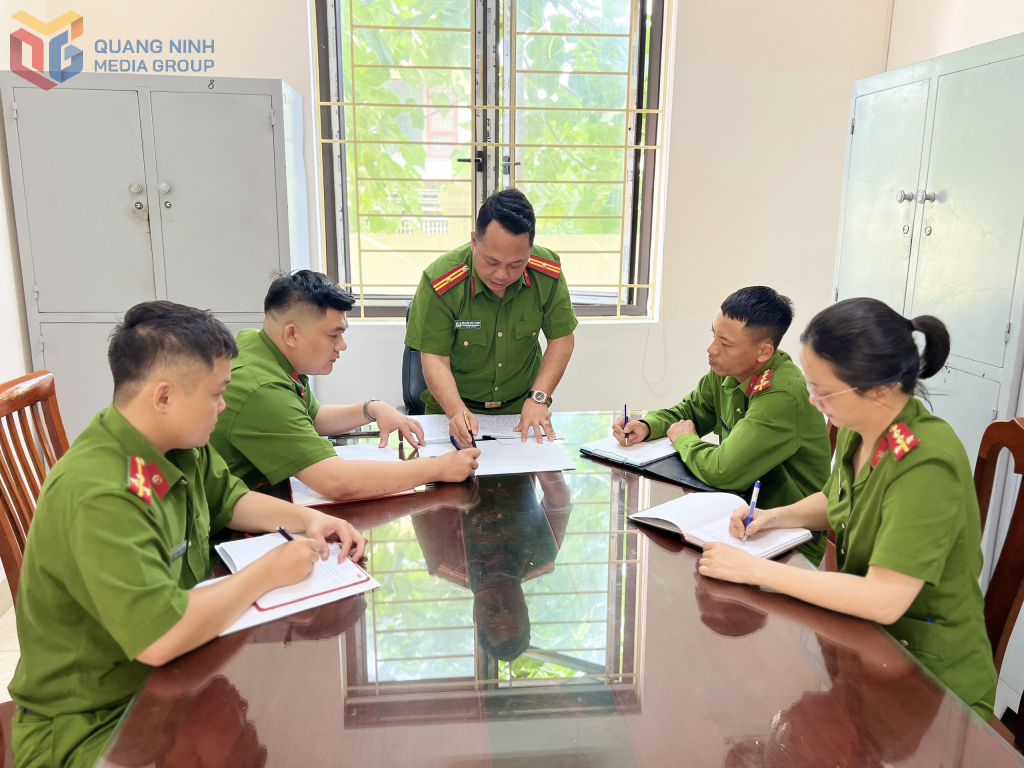 Công an phường Cao Xanh phân công nhiệm vụ tuần tra trên địa bàn.