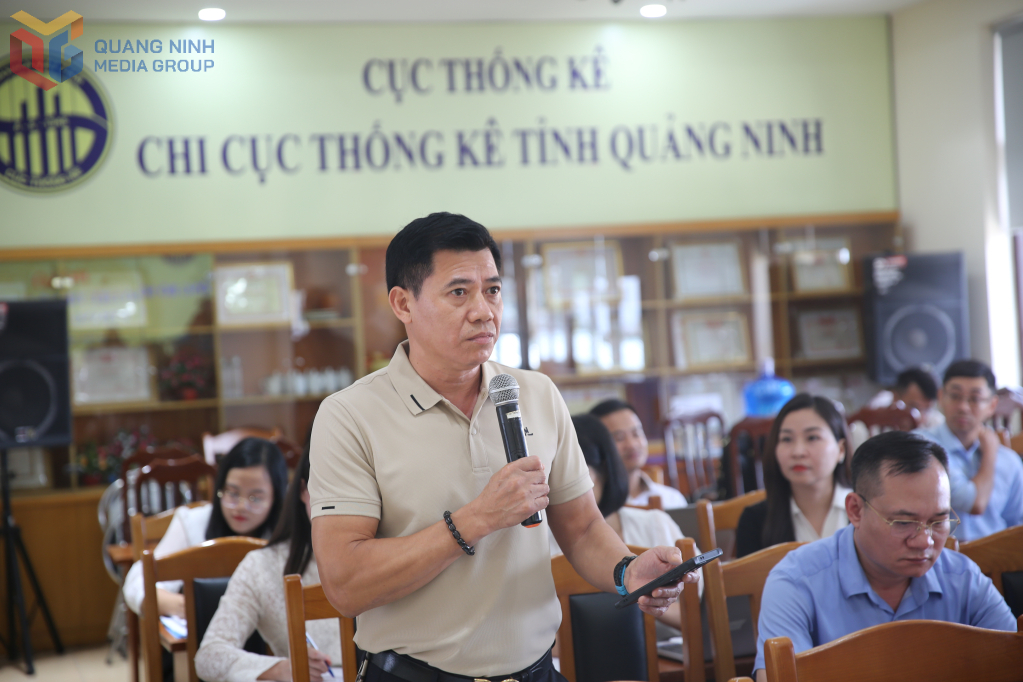 Đại diện các cơ quan báo chí đặt câu hỏi làm rõ các thông tin về số liệu thống kê kinh tế - xã hội của tỉnh trong 6 tháng đầu năm.