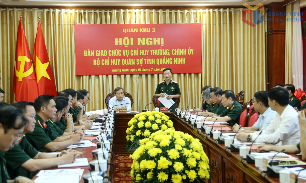 Thiếu tướng Lương Văn Kiểm, Tư lệnh Quân khu 3, phát biểu tại hội nghị.