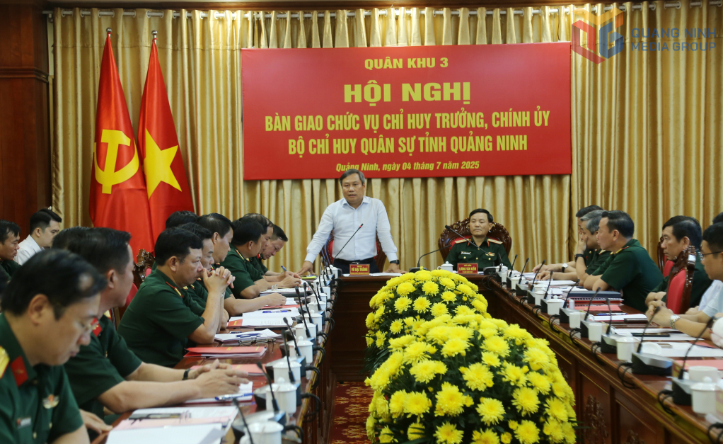 Đồng chí Vũ Đại Thắng, Ủy viên Trung ương Đảng, Bí thư Tỉnh ủy, Trưởng Đoàn ĐBQH tỉnh, phát biểu tại hội nghị.