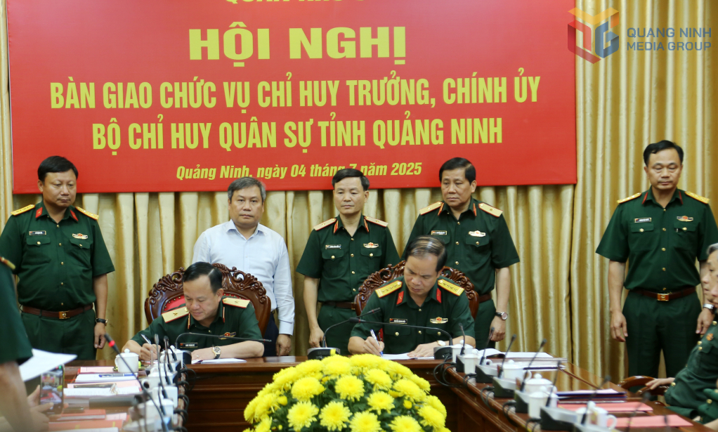 Thiếu tướng Khúc Thành Dư, Phó Chính ủy Quân khu 3 và Đại tá Nguyễn Quang Hiến. nguyên Chính ủy Bộ Chỉ huy Quân sự tỉnh ký bàn giao chức trách nhiệm vụ.