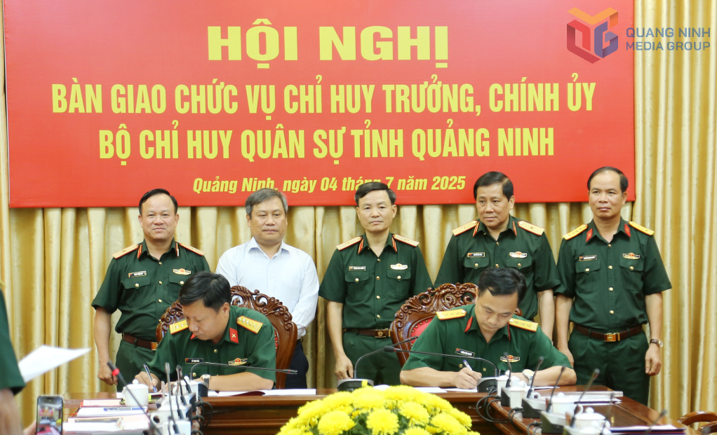 Đại tá Lê Trọng Hòa, Chỉ huy trưởng Bộ Chỉ huy Quân sự tỉnh và Thượng tá Hoàng Văn Thuyết Chính ủy Bộ Chỉ huy Quân sự tỉnh nhận nhiệm vụ.