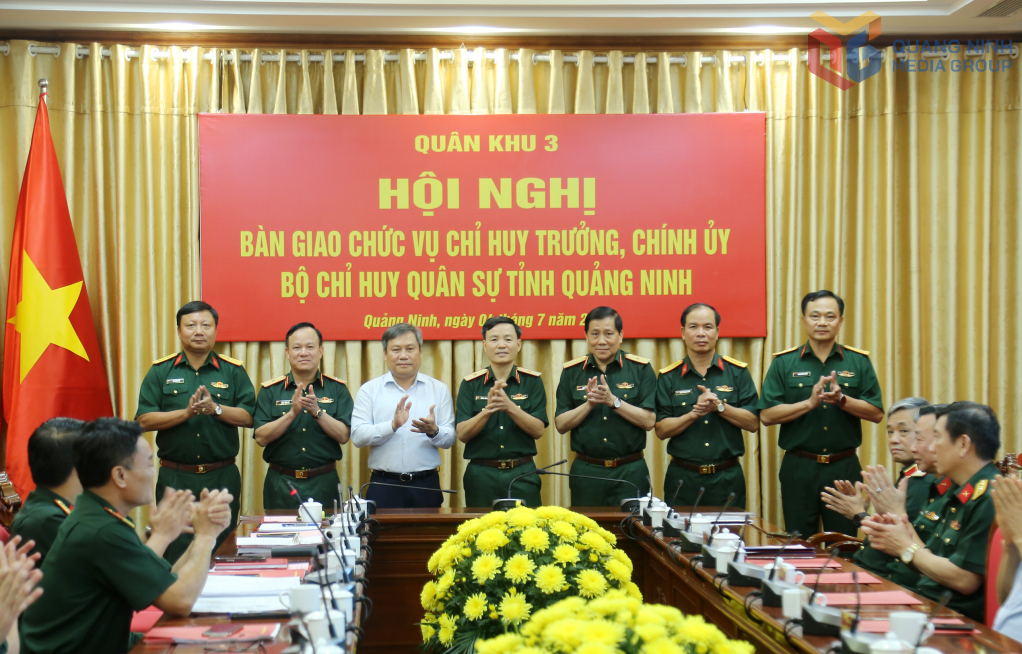 Các đồng chí lãnh đạo Quân khu 3, lãnh đạo tỉnh chúc mừng các đồng chí hoàn thành bàn giao chức vụ.