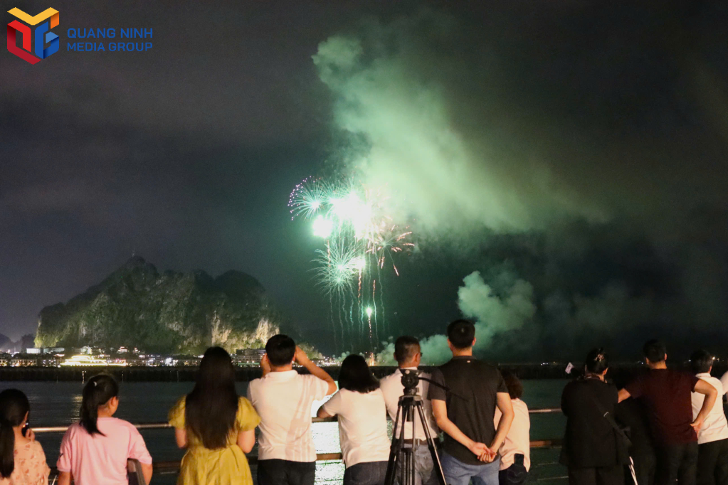 Chương trình biểu diễn pháo hoa nghệ thuật thu hút đông người dân và du khách đến chiêm ngưỡng.