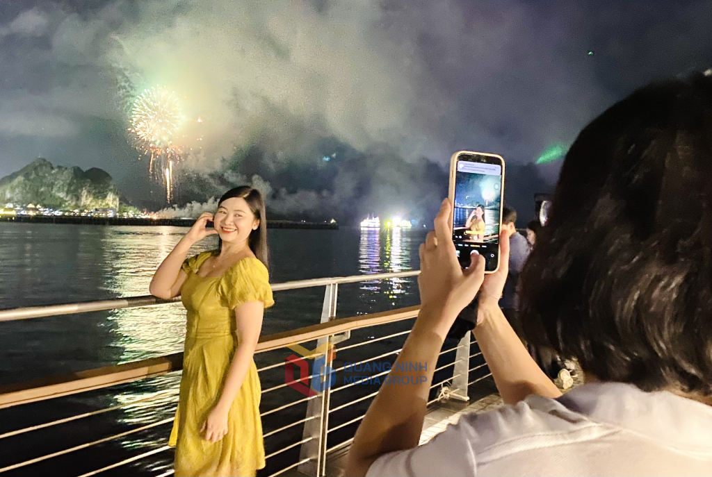 Người dân chụp hình lưu lại khoảnh khắc đáng nhớ bên pháo hoa.