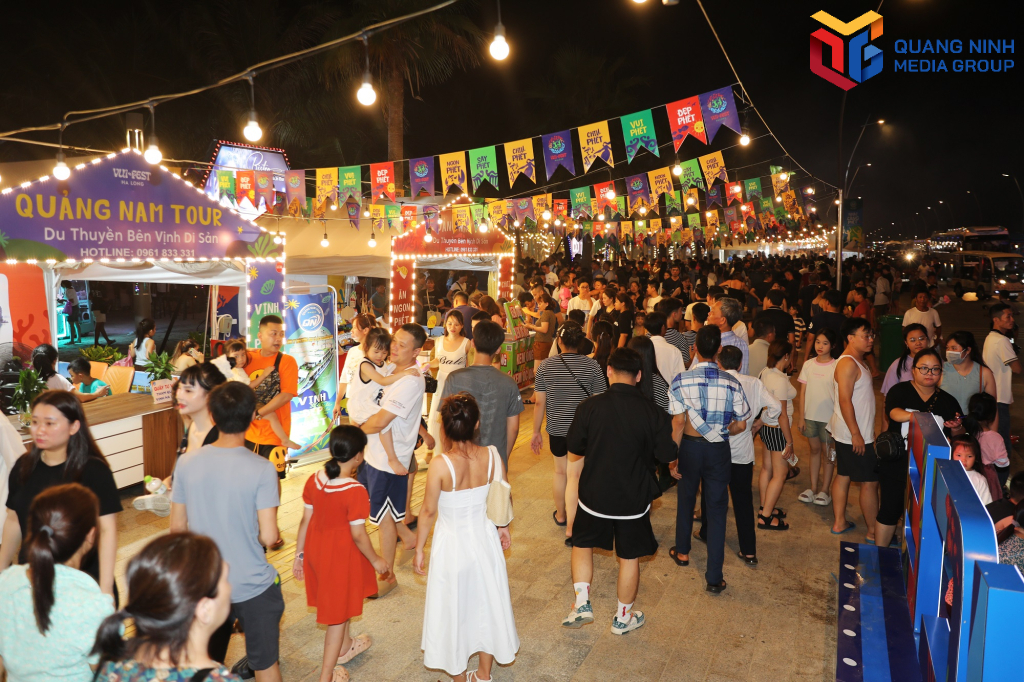 Chợ đêm Vui fest tại khu vực bãi tắm công viên đại dương, phường Bãi Cháy thu hút đông người dân và du khách.