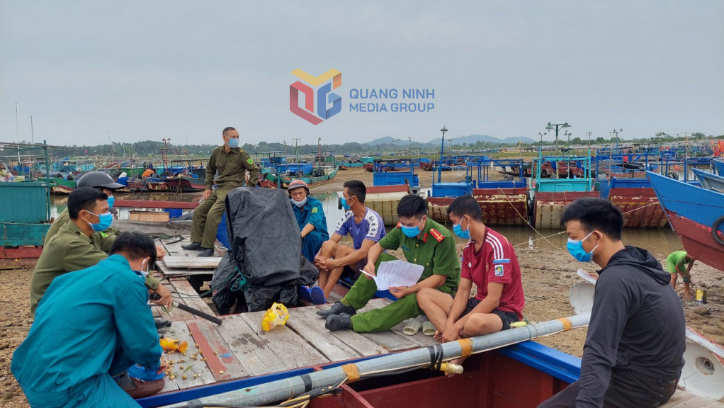 Tổ an ninh tự quản thôn 2, xã Vĩnh Thực tuyên truyền cho các chủ phương tiện tàu, thuyền về công tác đảm bảo an ninh trật tự, phòng chống dịch bệnh
