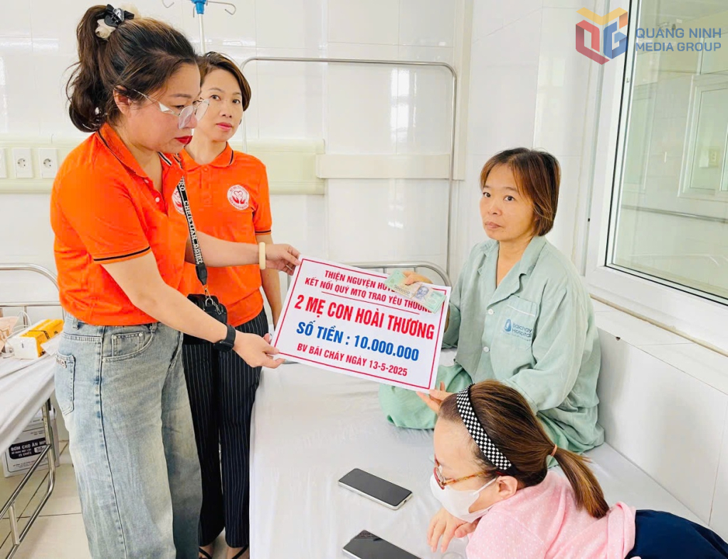Chị Trần Thị Hà trao hỗ trợ giúp đỡ mẹ con em Phạm Thị Hoài Thương điều trị tại Bệnh viện Bãi Cháy tháng 3/2025.
