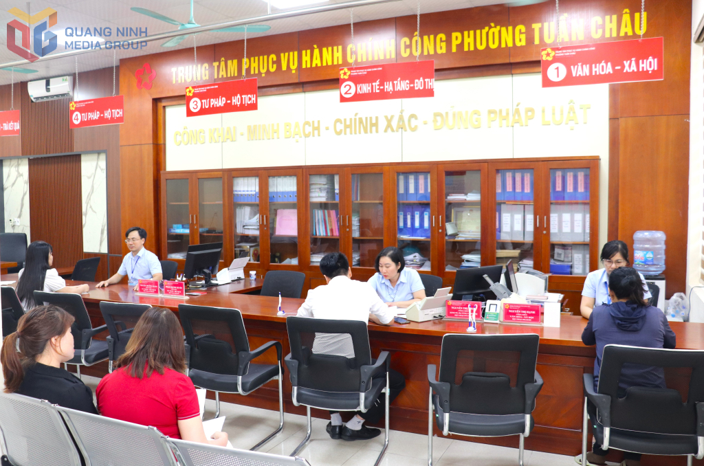 Người dân đến làm thủ tục tại Trung tâm Phục vụ HCC phường Tuần Châu.