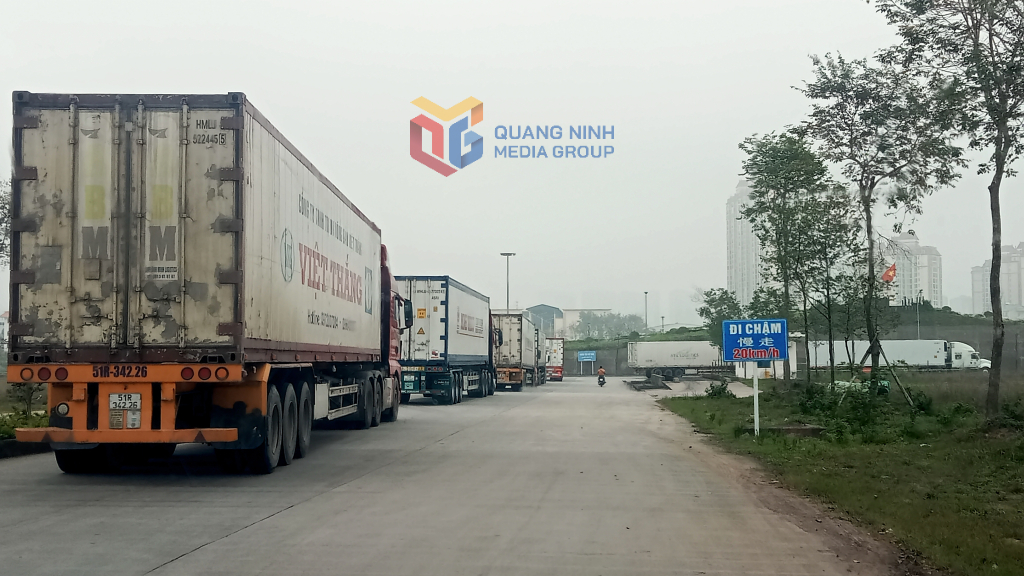 Xuất khẩu hàng nông sản sang thị trường Trung Quốc qua Lối thông quan cầu phao Km3+4, phường Móng Cái 3