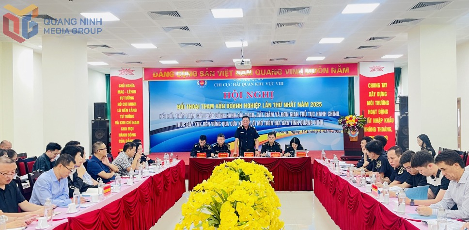 Lãnh đạo Chi cục Hải quan khu vực VIII trực tiếp giải đáp các ý kiến của doanh nghiệp tại hội nghị đối thoại, tham vấn doanh nghiệp lần thứ nhất năm 2025, tháng 4/2025.