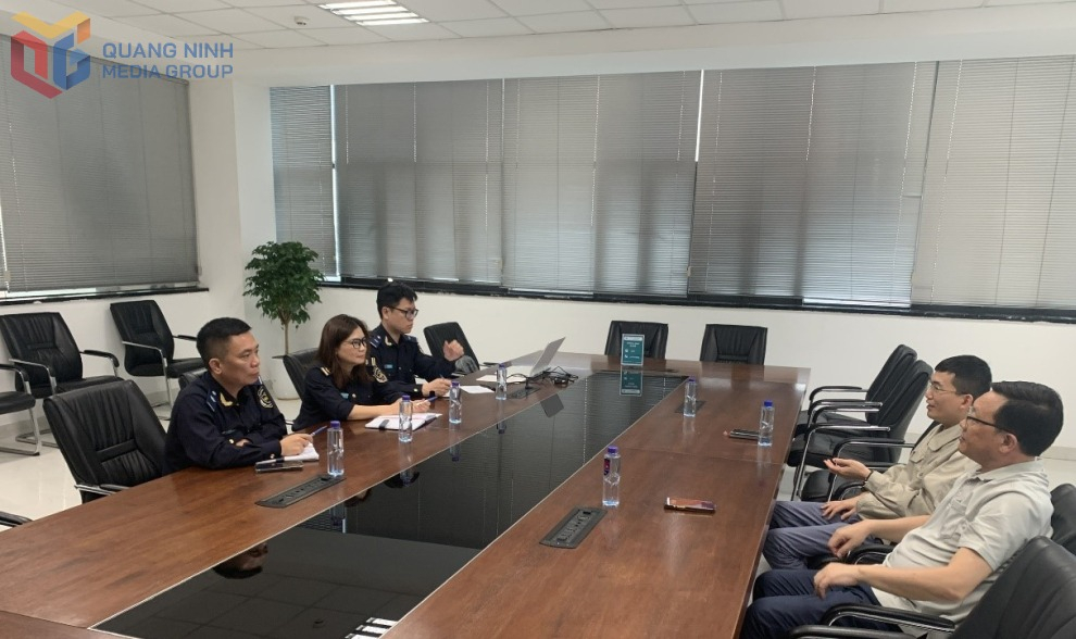 Hải quan cửa khẩu quốc tế Móng Cái lắng nghe trao đổi của doanh nghiệp FDI về tình hình sản xuất kinh doanh.