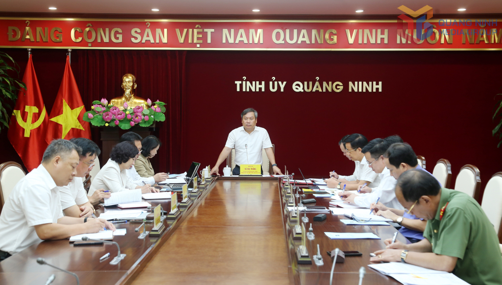 Đồng chí Vũ Đại Thắng, Ủy viên Trung ương Đảng, Bí thư Tỉnh ủy, Trưởng Đoàn ĐBQH tỉnh, Trưởng Ban Chỉ đạo, phát biểu chỉ đạo tại phiên họp.