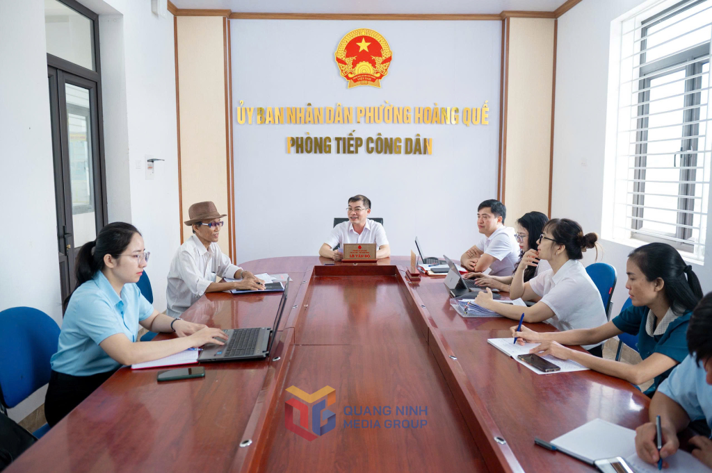 Lãnh đạo UBND phường Hoàng Quế tiếp công dân định kỳ.