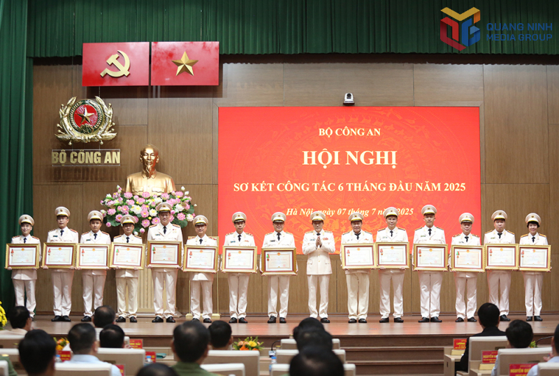 Thừa uỷ quyền của Chủ tịch nước, Bộ trưởng Lương Tam Quang trao Huân chương cho Thượng tá Cù Quốc Thắng, Phó Giám đốc Công an tỉnh (thứ năm từ bên phải sang)