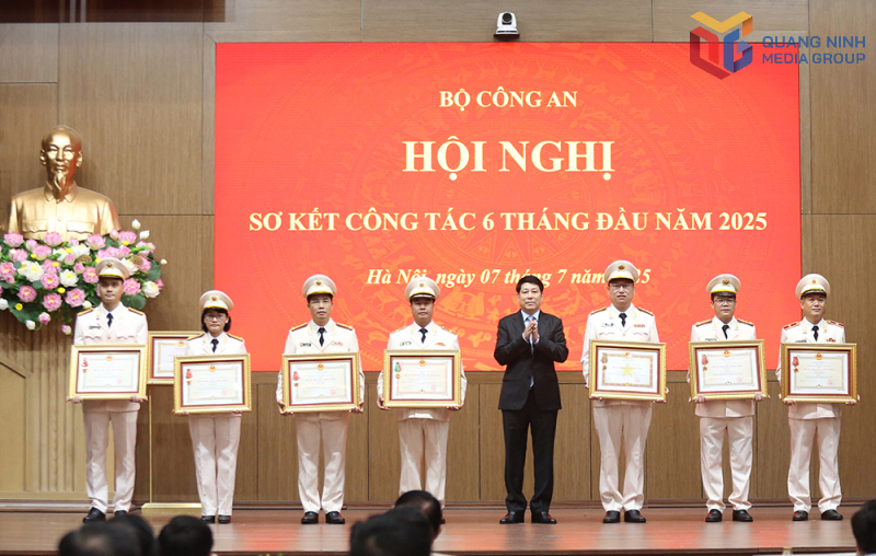 Chủ tịch nước Lương Cường trao Huân chương Chiến công hạng Nhất cho Đại tá Trần Văn Phúc, Giám đốc Công an tỉnh Quảng Ninh (thứ 3 từ trái sang).