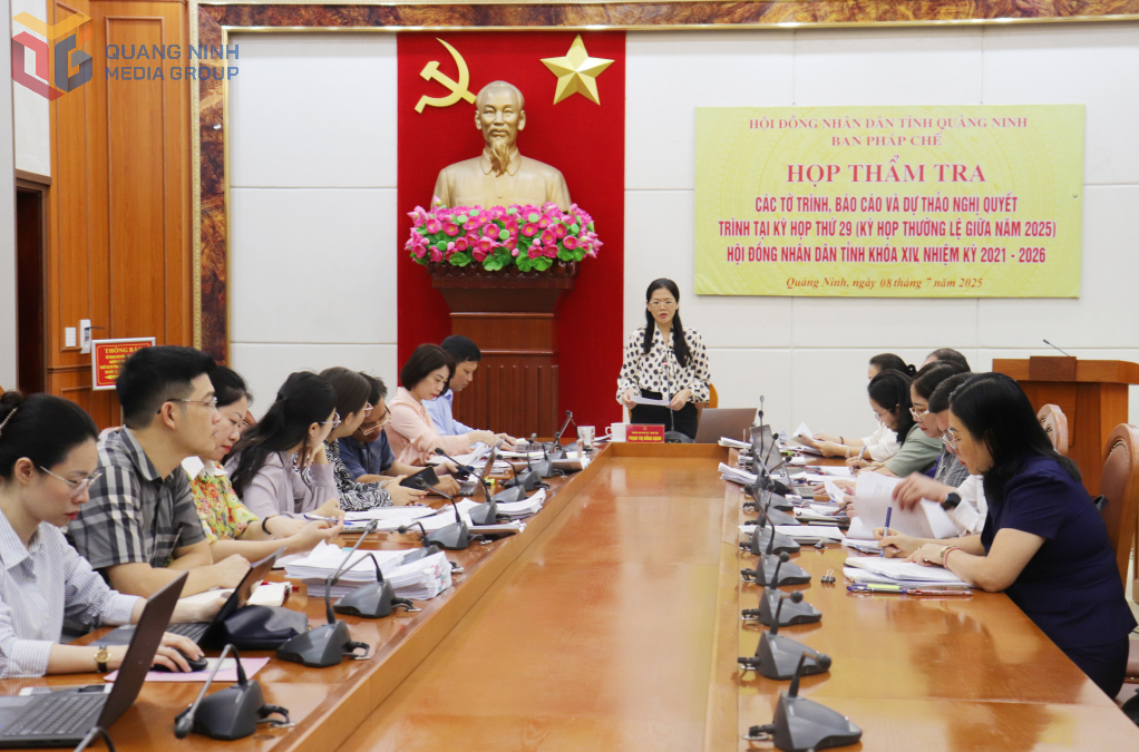 Quang cảnh cuộc họp.