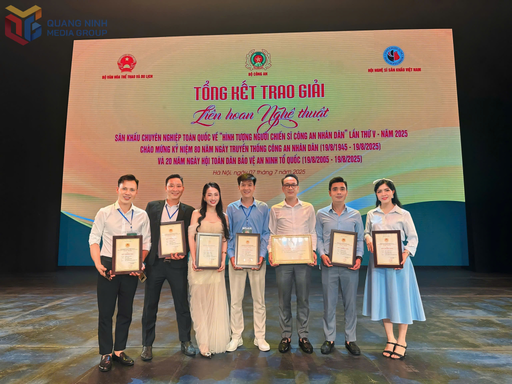 Tập thể nghệ sĩ, diễn viên Đoàn Nghệ thuật tỉnh Quảng Ninh tại lễ bế mạc.