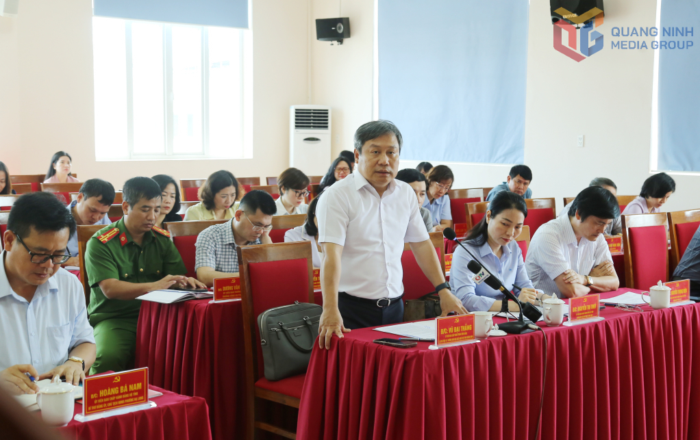 Đồng chí Bí thư Tỉnh ủy phát biểu chỉ đạo tại buổi làm việc với phường Hạ Long.