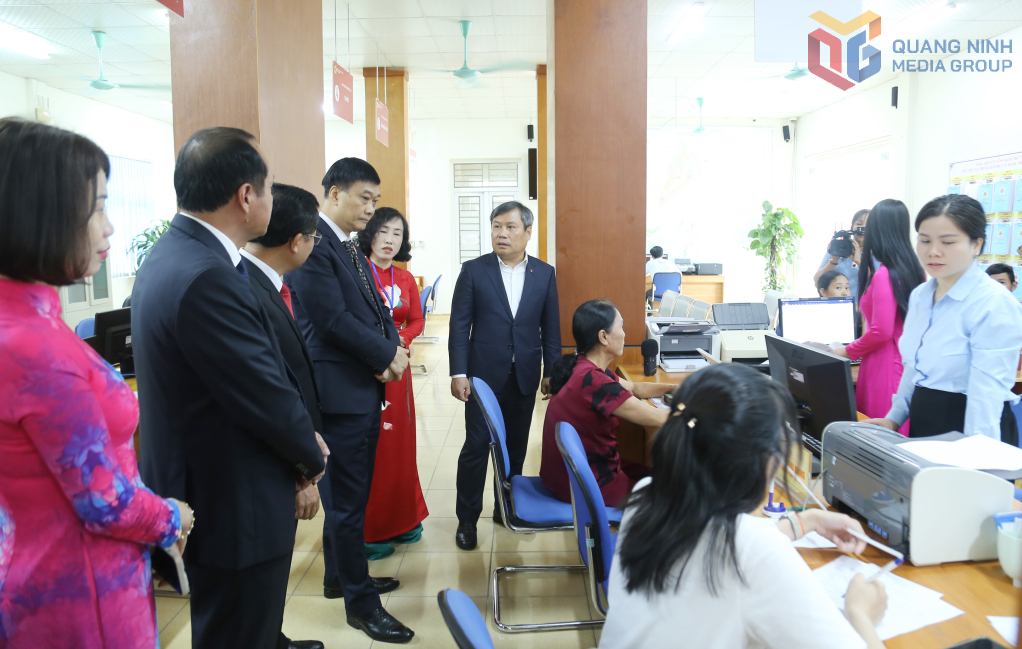 Phó Chủ tịch Quốc hội Vũ Hồng Thanh cùng các đồng chí lãnh đạo tỉnh kiểm tra ngày đầu vận hành chính quyền địa phương 2 cấp tại Trung tâm Phục vụ Hành chính công đặc khu Vân Đồn.