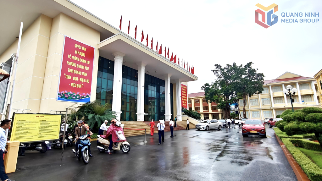 Không khí tại trụ sở Đảng ủy, HĐND, UBND phường Quảng Yên trong sáng 1/7, ngày làm việc đầu tiên theo mô hình chính quyền 2 cấp.