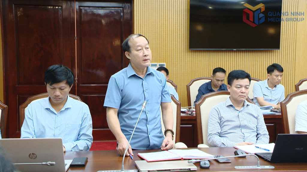 Các thành viên tổ giúp việc, theo dõi, hướng dẫn công tác Đại hội Đảng phát biểu ý kiến tại hội nghị.