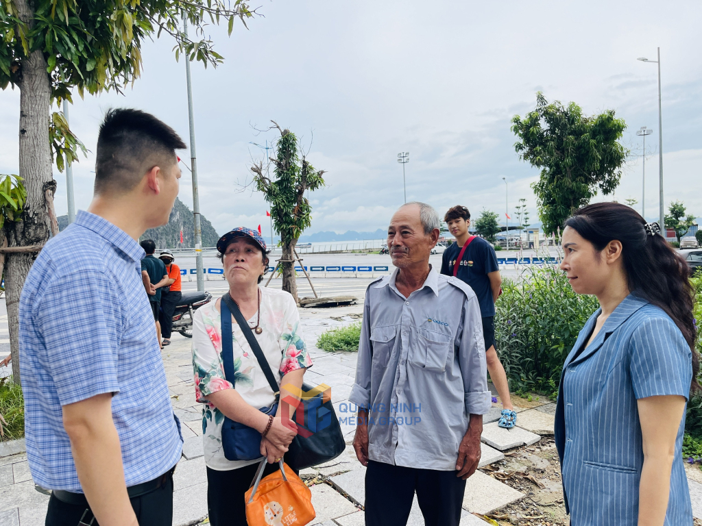 Lãnh đạo phường Hồng Gai trò chuyện, nắm bắt tâm tư của người dân trên địa bàn. Ảnh: Hoàng Nga