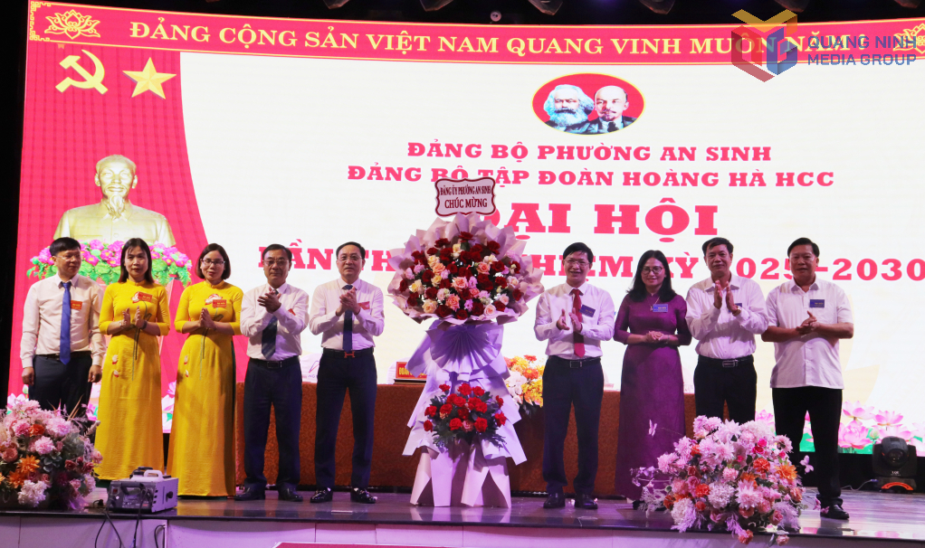 Đảng ủy phường An Sinh tặng hoa chúc mừng đại hội.