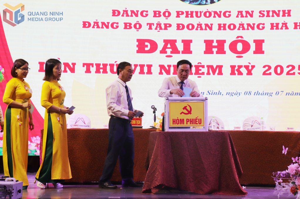 Các đại biểu bỏ phiếu bầu tại đại hội.