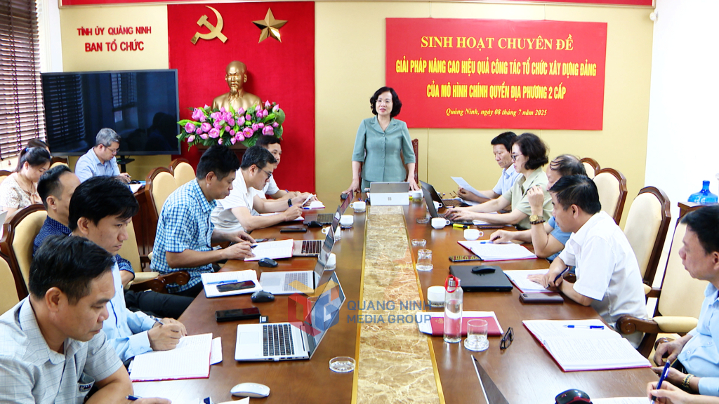 Đồng chí Bùi Thúy Phượng, Ủy viên Ban Thường vụ Tỉnh ủy, Trưởng Ban Tổ chức tỉnh ủy, Bí thư Chi bộ phát biểu tại buổi sinh hoạt Chuyên đề. 