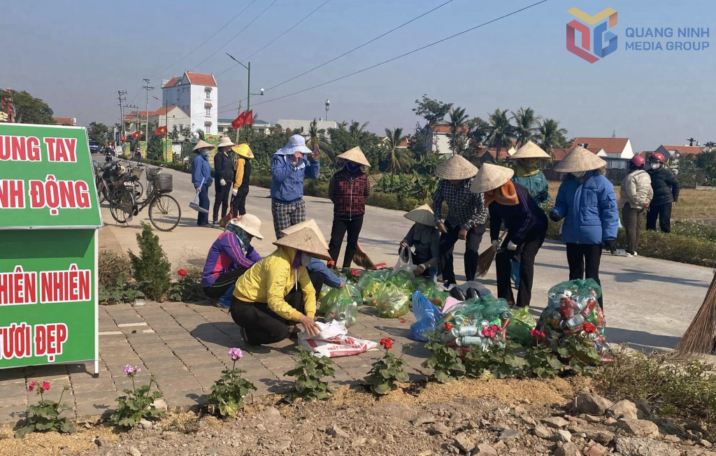 Người dân phường Liên Hòa tham gia phân loại rác thải rắn tại nguồn, đảm bảo vệ sinh môi trường xanh - sạch - đẹp. Ảnh: Trúc Linh