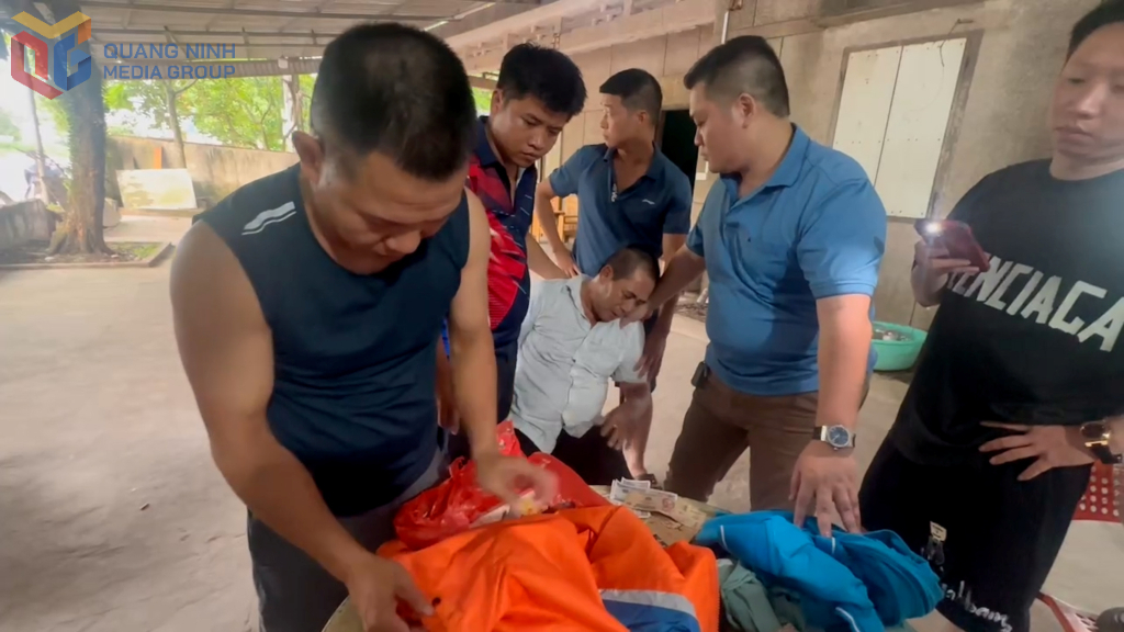 Phòng CSGT (Công an tỉnh) phối hợp với Công an phường Móng Cái 3 bắt giữ đối tượng khi y về đến nhà riêng.