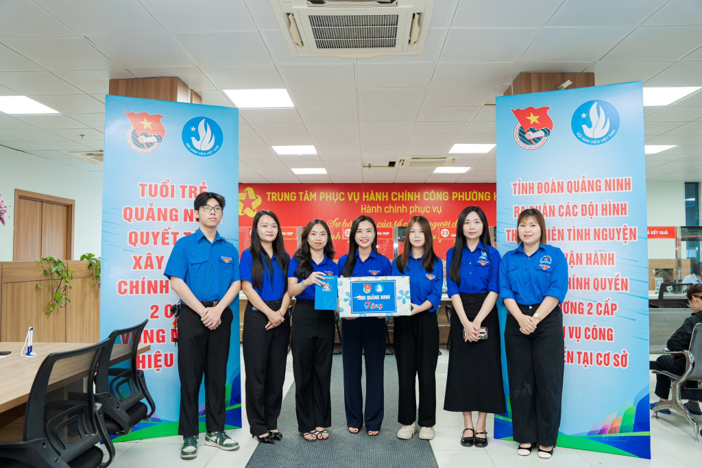 Đồng chí Nguyễn Phương Thảo, Bí thư Tỉnh Đoàn tặng quà, động viên các đội hình thanh niên tình nguyện trên địa bàn dân cư trong ngày tuổi trẻ toàn tỉnh ra quân tuyên truyền, hướng dẫn thủ tục hành chính, tháo gỡ khó khăn vướng mắc trong triển khai chính quyền địa phương hai cấp trên địa bàn tỉnh Quảng Ninh.