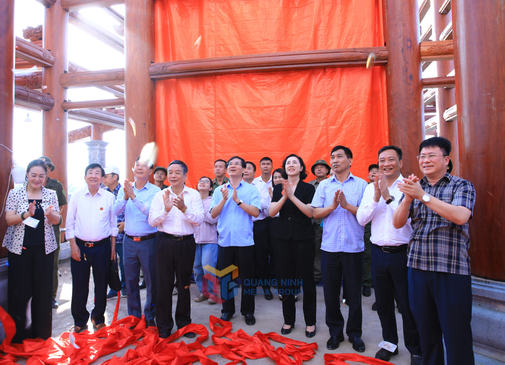 Đồng chí Vũ Quyết Tiến, Phó Bí thư Tỉnh ủy Quảng Ninh cùng lãnh đạo các sở, ban, ngành, chính quyền địa phương thực hiện nghi thức lễ Cất nóc nhà Đại Bái, Hậu cung.