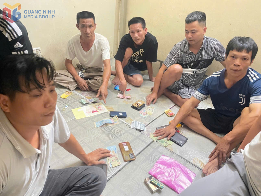 Các đối tượng đánh bạc bị cơ quan Công an bắt giữ cùng tang vật.