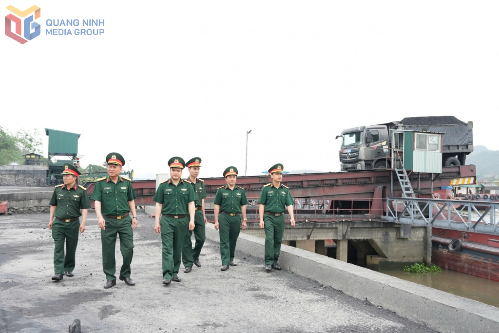 Lãnh đạo, chỉ huy Công ty Cảng (Binh đoàn 19) kiểm tra công tác an toàn tại khu vực Cảng Khe dây. 