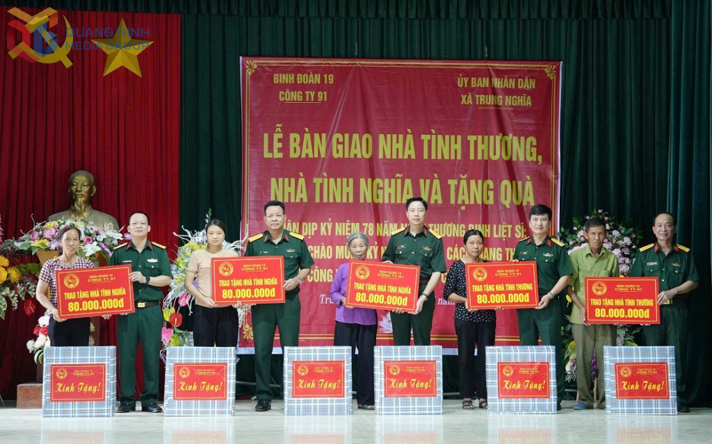 Lãnh đạo Binh đoàn 19, Công ty 91 trao tặng hỗ trợ tình thương, nhà tình nghĩa và tặng quà các gia đình chính sách.