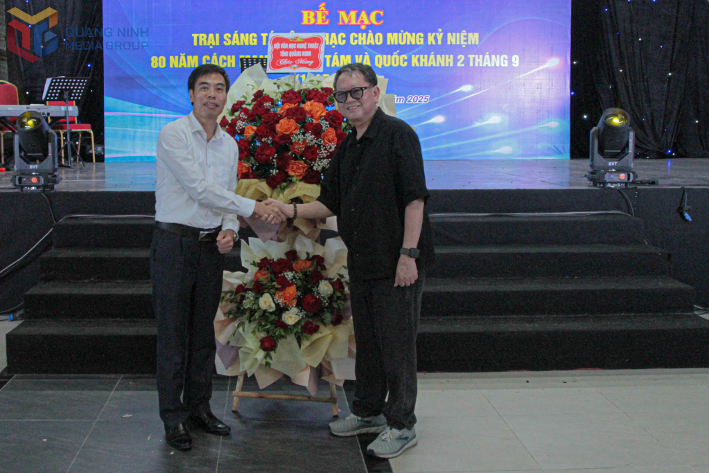 Lãnh đạo Hội VHNT Quảng Ninh tặng hoa chúc mừng chương trình bế mạc.