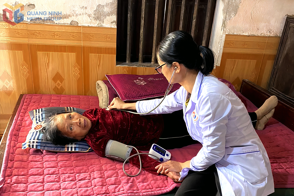 Khám sức khỏe cho người cao tuổi tại gia đình ở phường Móng Cái 3.