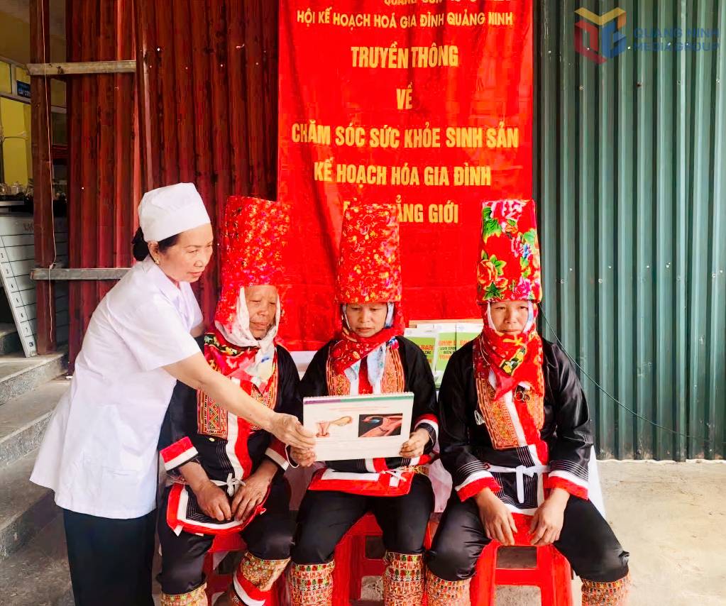 Hội KHHGĐ tỉnhtTư vấn chuyên sâu về SKSS-KHHGĐ cho phụ nữ DTTS xã Đường Hoa.