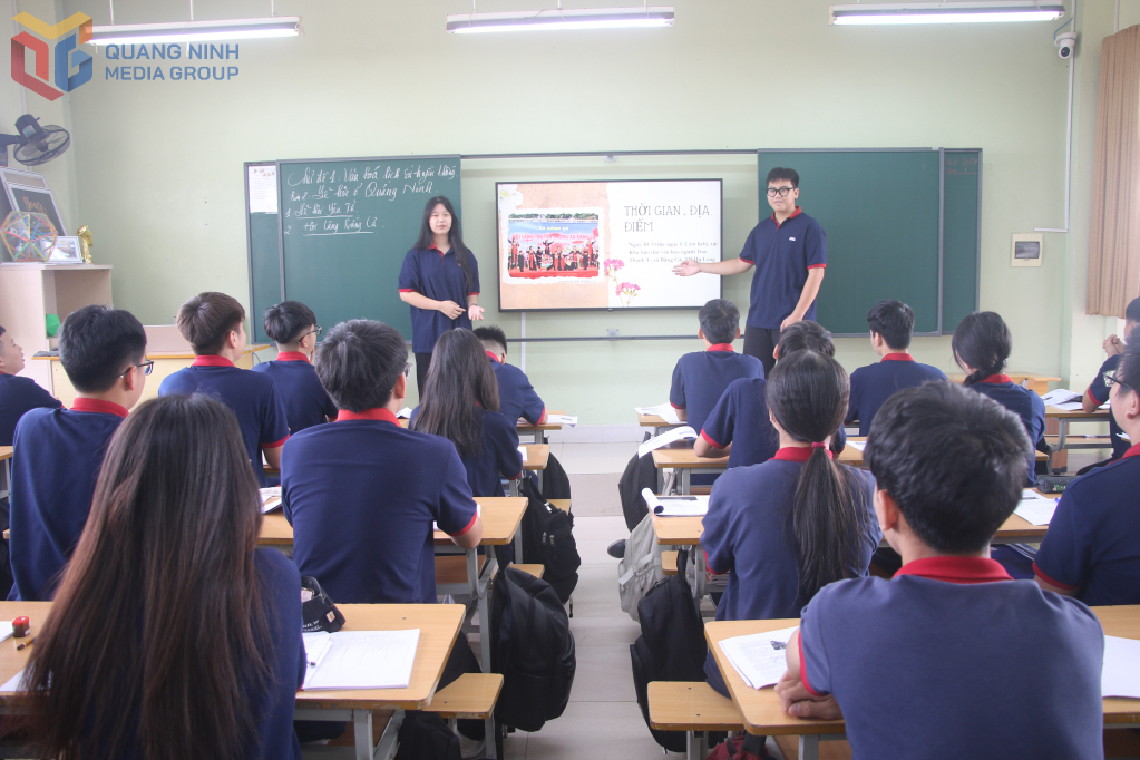 Học sinh Trường TH, THCS và THPT Đoàn Thị Điểm thuyết minh về một số lễ hội truyền thống của Quảng Ninh trong tiết học Giáo dục địa phương.