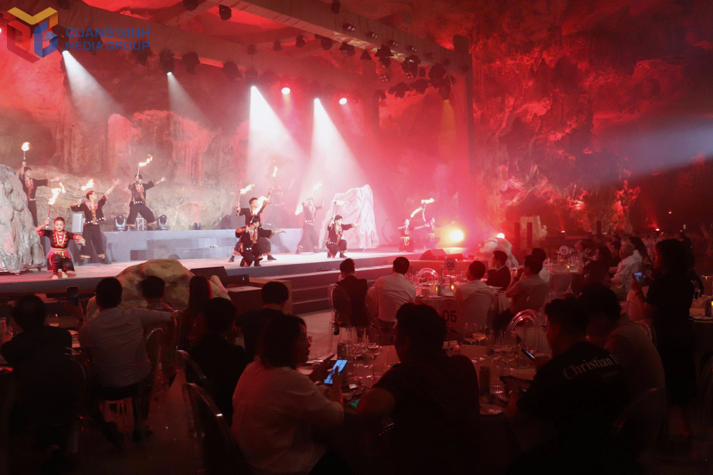 Show diễn thực cảnh “Đi tìm dấu ngọc” vừa được ra mắt tại Hang Ngọc Rồng.