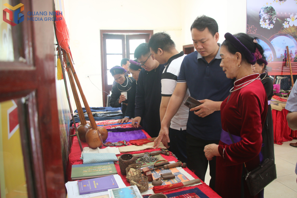 Các chuyên gia, nghệ nhân tham gia Hội thảo “Bảo tồn và phát huy diễn xướng then trong bối cảnh phát triển du lịch cộng đồng ở Bình Liêu, tỉnh Quảng Ninh