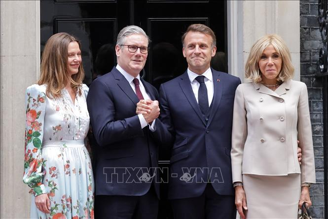 Thủ tướng Anh Keir Starmer (thứ 2, trái) cùng phu nhân Victoria Starmer (trái) và Tổng thống Pháp Emmanuel Macron (thứ 2, phải) cùng phu nhân Brigitte Macron tại cuộc gặp ở London, Anh, ngày 9/7/2025. Ảnh: THX/TTXVN